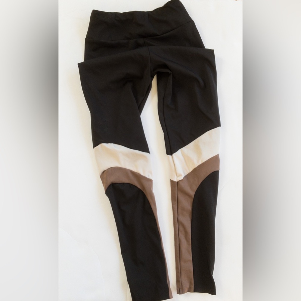 Zara size 9-10 Black with Cream and brown design Leggings